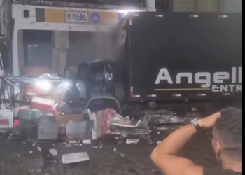 Caminhão desgovernado atinge Musel e provoca pânico no Centro Histórico de Salvador