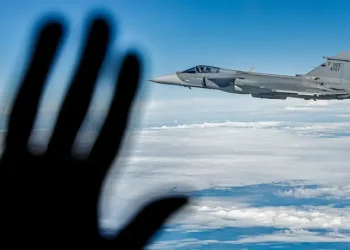 Brasil entra na era supersônica: primeiro caça Gripen produzido no país é apresentado com a presença de Lula