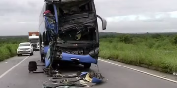 Colisão entre ônibus e caminhão deixa feridos na CE-040, em Cascavel