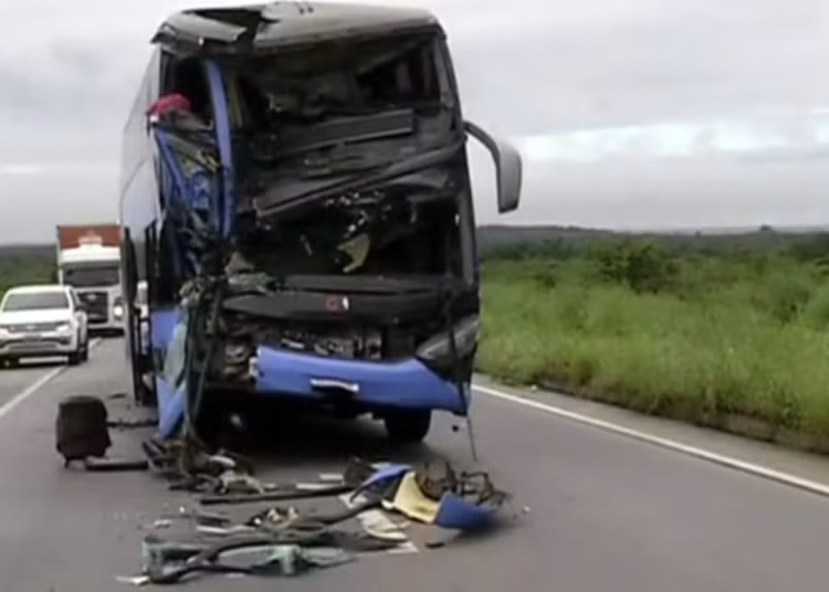 Colisão entre ônibus e caminhão deixa feridos na CE-040, em Cascavel