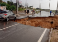 Cratera se abre no acesso ao Porto das Dunas e ‘engole’ veículos durante temporal na Região Metropolitana de Fortaleza