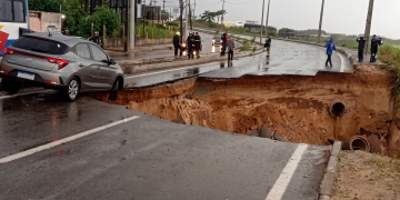 Cratera se abre no acesso ao Porto das Dunas e ‘engole’ veículos durante temporal na Região Metropolitana de Fortaleza