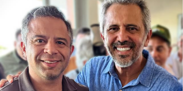 Governador Elmano de Freitas e prefeito Orlando Filho assinam ordem de serviço da estrada de Boa Vista nesta quarta-feira em Mombaça