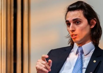 Deputado propõe fim de mandatos de vereadores em pequenas cidades que passariam até conselheiros comunitários