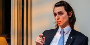 Deputado propõe fim de mandatos de vereadores em pequenas cidades que passariam até conselheiros comunitários