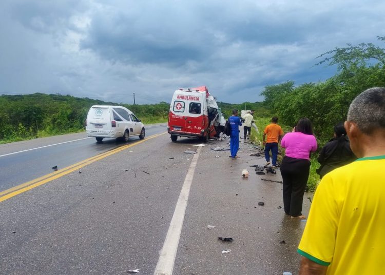 Tragédia na BR-222: Acidente entre ambulância e micro-ônibus deixa mãe e filha mortas em Forquilha