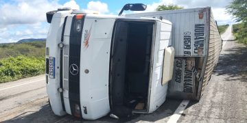 Caminhão tomba na BR-020 na localidade de Castelo, em Tauá