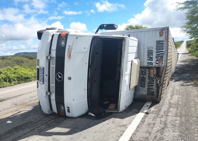 Caminhão tomba na BR-020 na localidade de Castelo, em Tauá