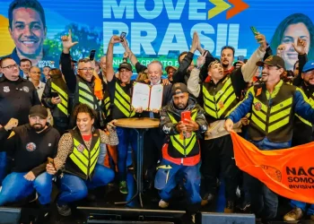 Lula anuncia linha de crédito de R$ 30 bilhões com juros reduzidos para motoristas de aplicativos e taxistas em todo o Brasil