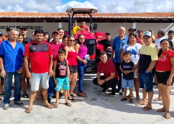 Festa no Interior: Presidentes de Associações e Moradores Recebem Novo Trator na Serra de Santa Rita