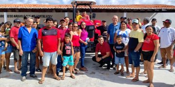 Festa no Interior: Presidentes de Associações e Moradores Recebem Novo Trator na Serra de Santa Rita