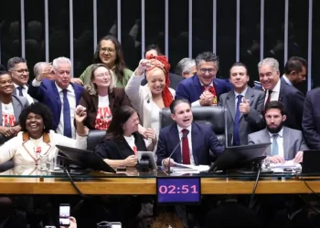 Câmara aprova fim da escala 6×1 em votação histórica; texto segue para o Senado