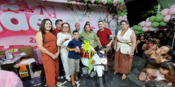Emoção e festa: moradora do bairro Bugari ganha moto 0km em noite de praça lotada e grandes homenagens em Pedra Branca