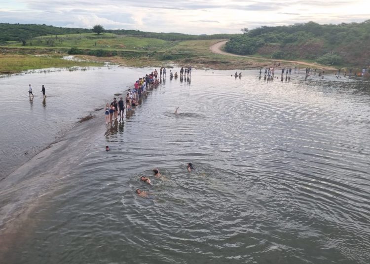 O Gigante do Sertão Desperta: Após 15 Anos, Açude Serafim Dias Volta a Sangrar em Mombaça
