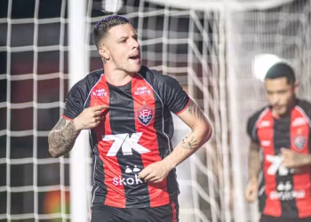 Renato Kayzer, ex-Fortaleza, entra e decide; Vitória elimina o Ceará da Copa do Nordeste