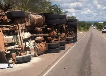 Carreta carregada de móveis tomba e sofre princípio de incêndio na BR-020, em Boa Viagem