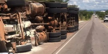 Carreta carregada de móveis tomba e sofre princípio de incêndio na BR-020, em Boa Viagem