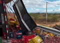 Carreta carregada de batata-doce tomba na rodovia CE-187 entre Crateús e Sucesso