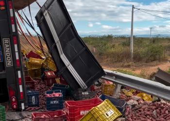 Carreta carregada de batata-doce tomba na rodovia CE-187 entre Crateús e Sucesso