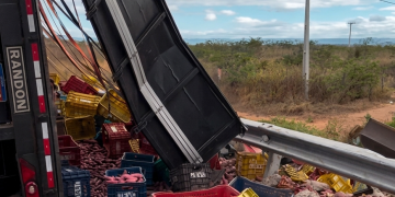 Carreta carregada de batata-doce tomba na rodovia CE-187 entre Crateús e Sucesso