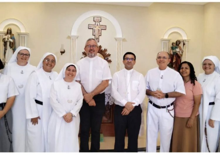 Dom Aurélio Pinto realiza visita pastoral à Comunidade Mariana Boa Semente em Pedra Branca