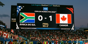 Canadá vence África do Sul com gol nos acréscimos e vai às oitavas do Mundial