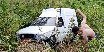 Milagrosamente, motorista sai ileso após cair em desfiladeiro  para evitar colisão frontal  na serra de Pedra Branca