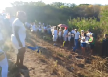 Comunidade do Trici se une em oração e homenageia jovens atletas vítimas de tragédia em Tauá