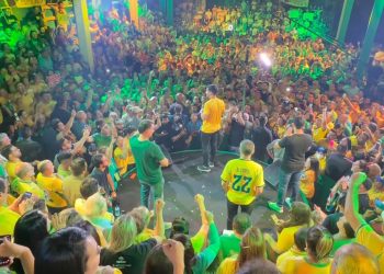 Flávio Bolsonaro reúne apoiadores em Fortaleza e lança pré-candidatura de Alcides Fernandes ao Senado pelo PL
