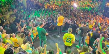 Flávio Bolsonaro reúne apoiadores em Fortaleza e lança pré-candidatura de Alcides Fernandes ao Senado pelo PL