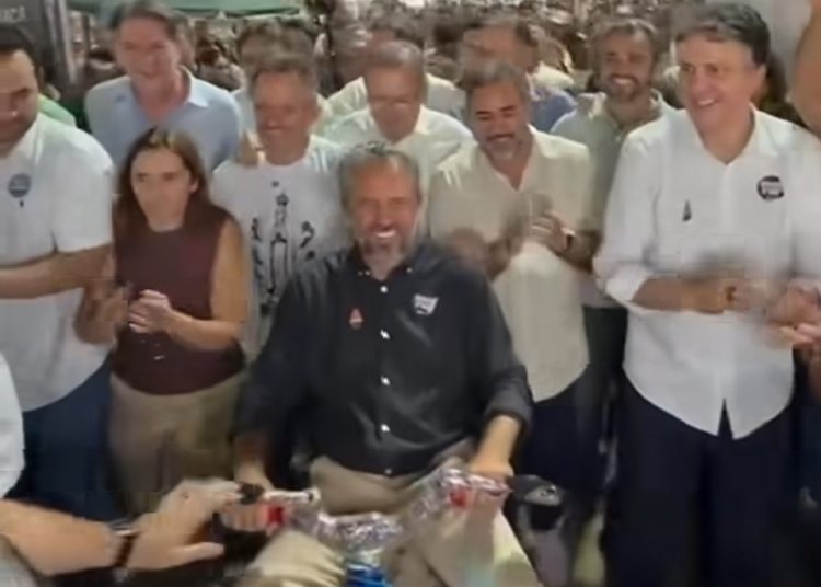 Elmano, Camilo e Cid Gomes mobilizam multidão em visita à Expocrato 2026