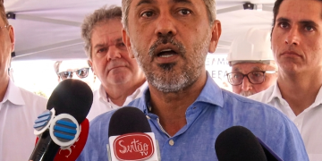 Governador Elmano de Freitas vistoria obras em Quixadá; Hospital Municipal atinge 52% de execução em pacote que soma R$ 30 milhões em investimentos
