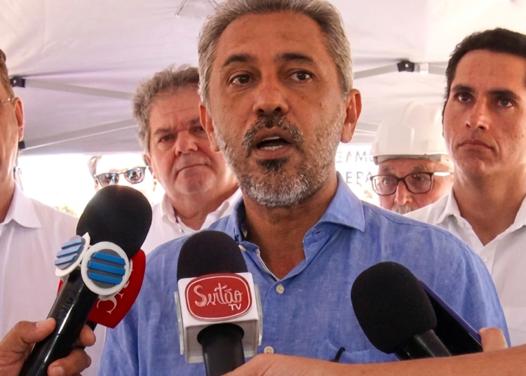 Governador Elmano de Freitas vistoria obras em Quixadá; Hospital Municipal atinge 52% de execução em pacote que soma R$ 30 milhões em investimentos