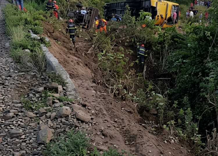 Tragédia na CE-456: tombamento de ônibus de romeiros deixa mortos e feridos em Canindé