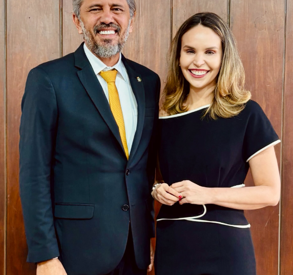 Elmano de Freitas oficializa Gabriella Aguiar como vice em sua chapa ao Governo do Ceará