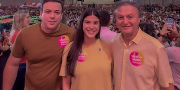 Ao lado do pai e do esposo, Dra. Manoela Pimenta prestigia convenção do Partido dos Trabalhadores em Fortaleza