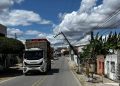 Caminhão com Carga Alta Engancha em Fiação, Quebra Poste e Deixa Bairro sem Energia na BR-226 em Pedra Branca