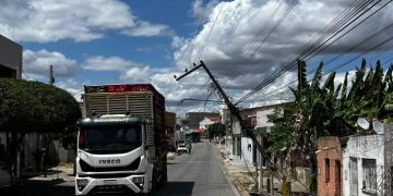 Caminhão com Carga Alta Engancha em Fiação, Quebra Poste e Deixa Bairro sem Energia na BR-226 em Pedra Branca