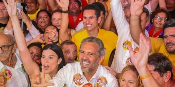 Manu Pimenta recepciona governador em grande ato de campanha em Quixeramobim
