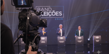 PRIMEIRO DEBATE PRESIDENCIAL É MARCADO POR PÚLPITOS VAZIOS E ATAQUES AOS LÍDERES DAS PESQUISAS