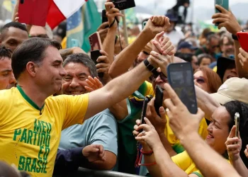 Flávio Bolsonaro Abre Campanha Presidencial com Ato em Copacabana