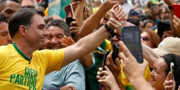 Flávio Bolsonaro Abre Campanha Presidencial com Ato em Copacabana