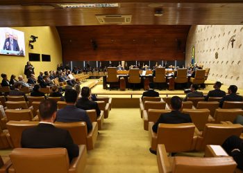 Sessão do Supremo Tribunal Federal é suspensa após bate-boca e pedido de vista de Flávio Dino