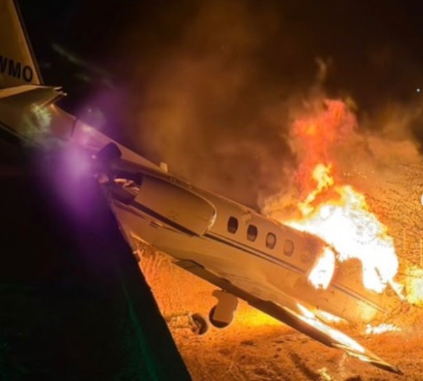 LIVRAMENTO : Avião com Rey Vaqueiro ultrapassa pista, pega fogo e cantor sai ileso de acidente