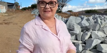 Infraestrutura em Pedra Branca: Prefeita Ivoneth Braga dá início às obras de calçamento em Santa Cruz do Banabuiú