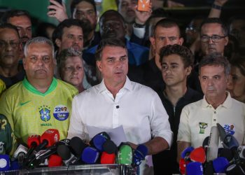 PF aciona Argentina para investigar suspeita de fuga de Flávio Bolsonaro para os Estados Unidos