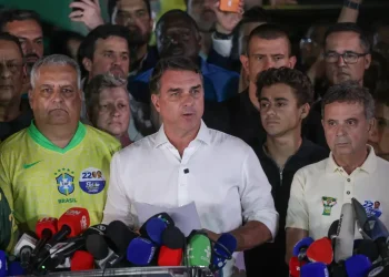 Flávio Bolsonaro desiste de pedir anulação da eleição e prepara ação contra chapa de Lula
