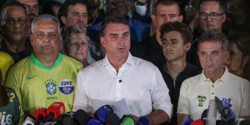 PF aciona Argentina para investigar suspeita de fuga de Flávio Bolsonaro para os Estados Unidos