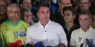 Flávio Bolsonaro desiste de pedir anulação da eleição e prepara ação contra chapa de Lula