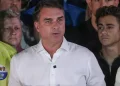 Flávio Bolsonaro desiste de pedir anulação da eleição e prepara ação contra chapa de Lula